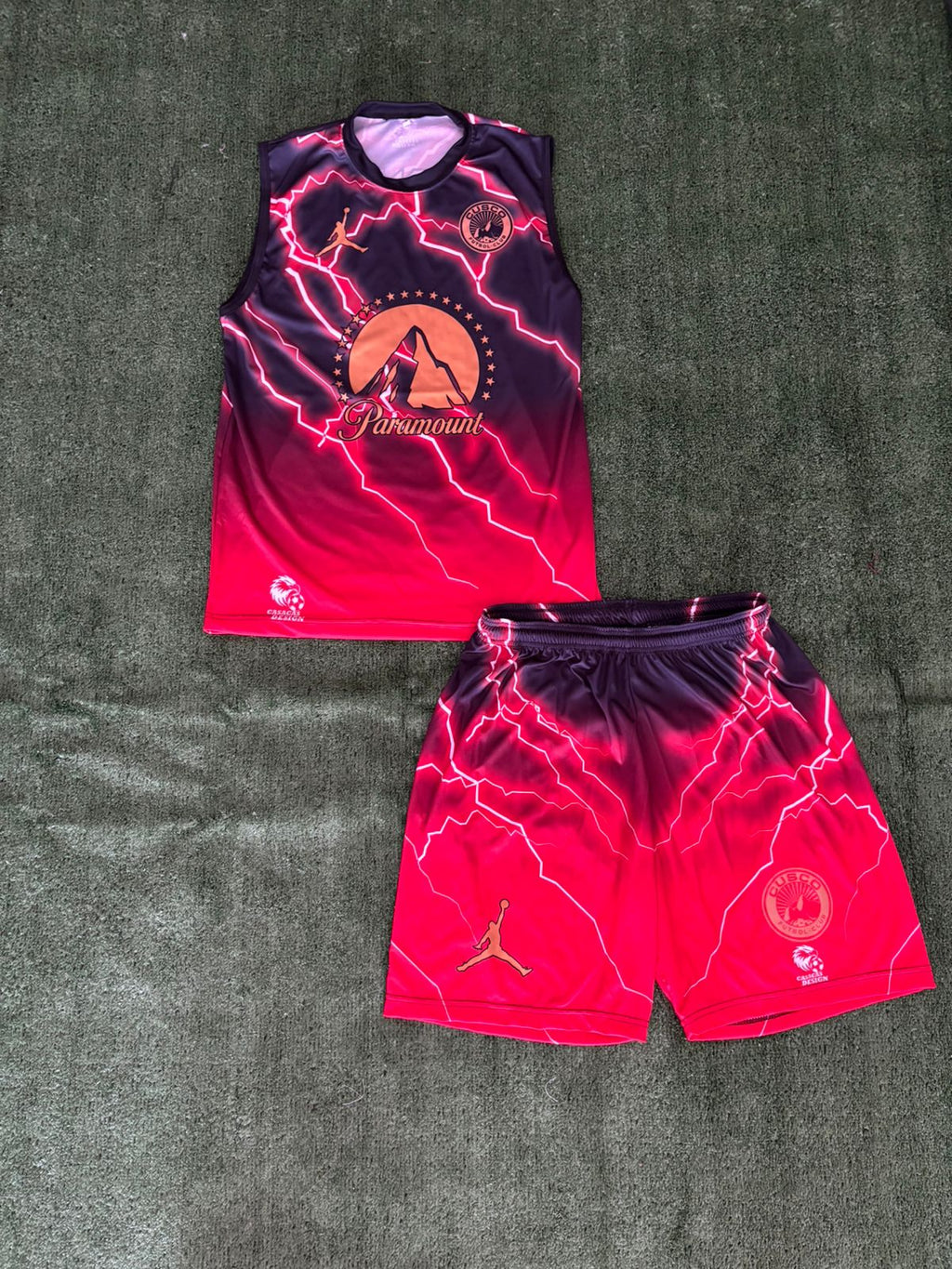 Conjuto musculosa rayos rojos