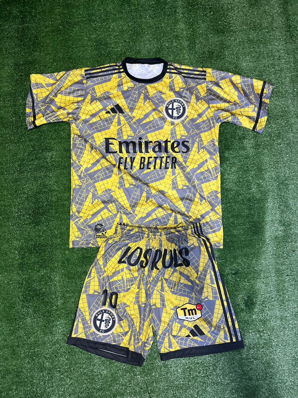 Conjunto amarillo (Escudo bordado)