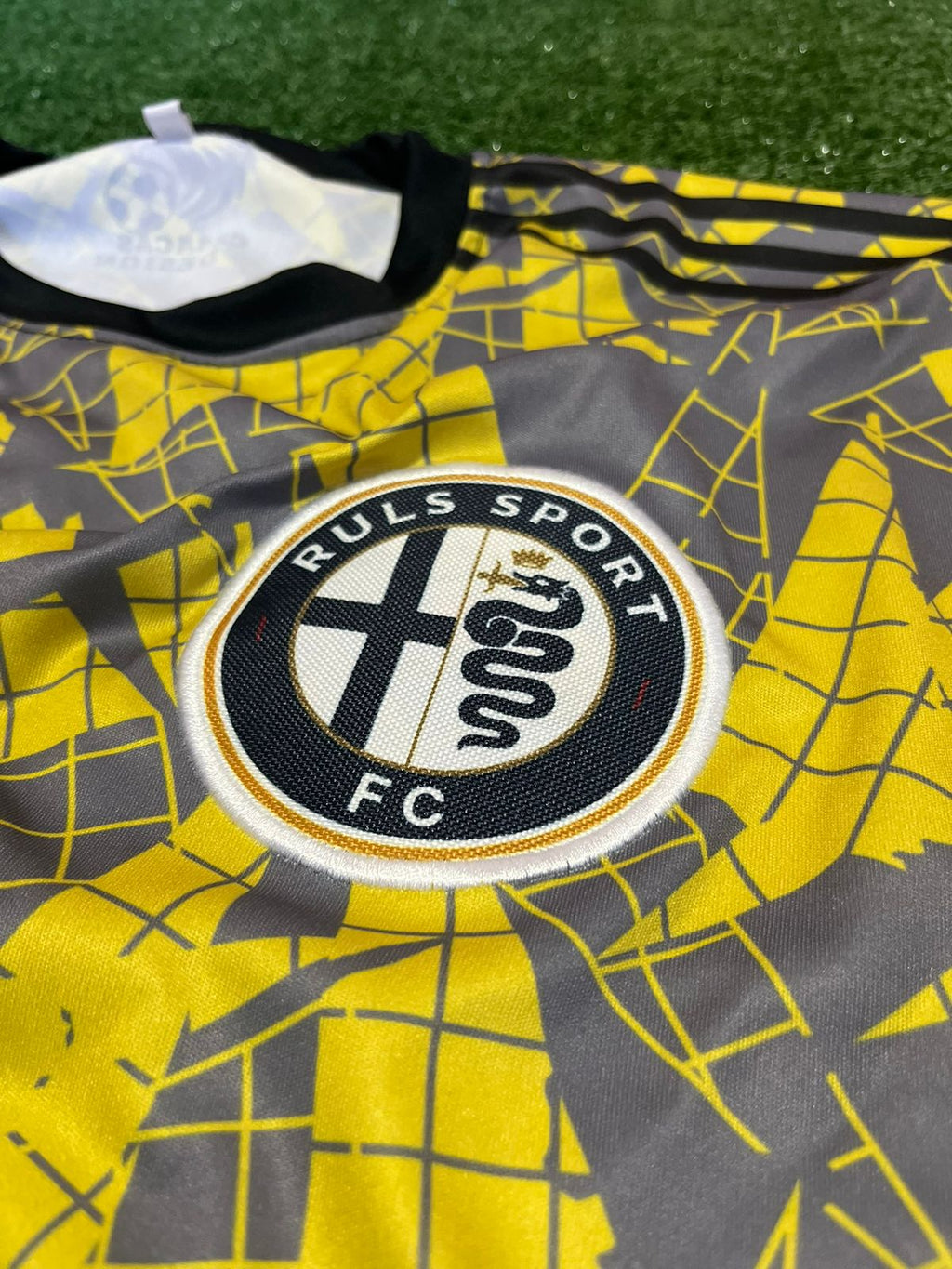 Conjunto amarillo (Escudo bordado)