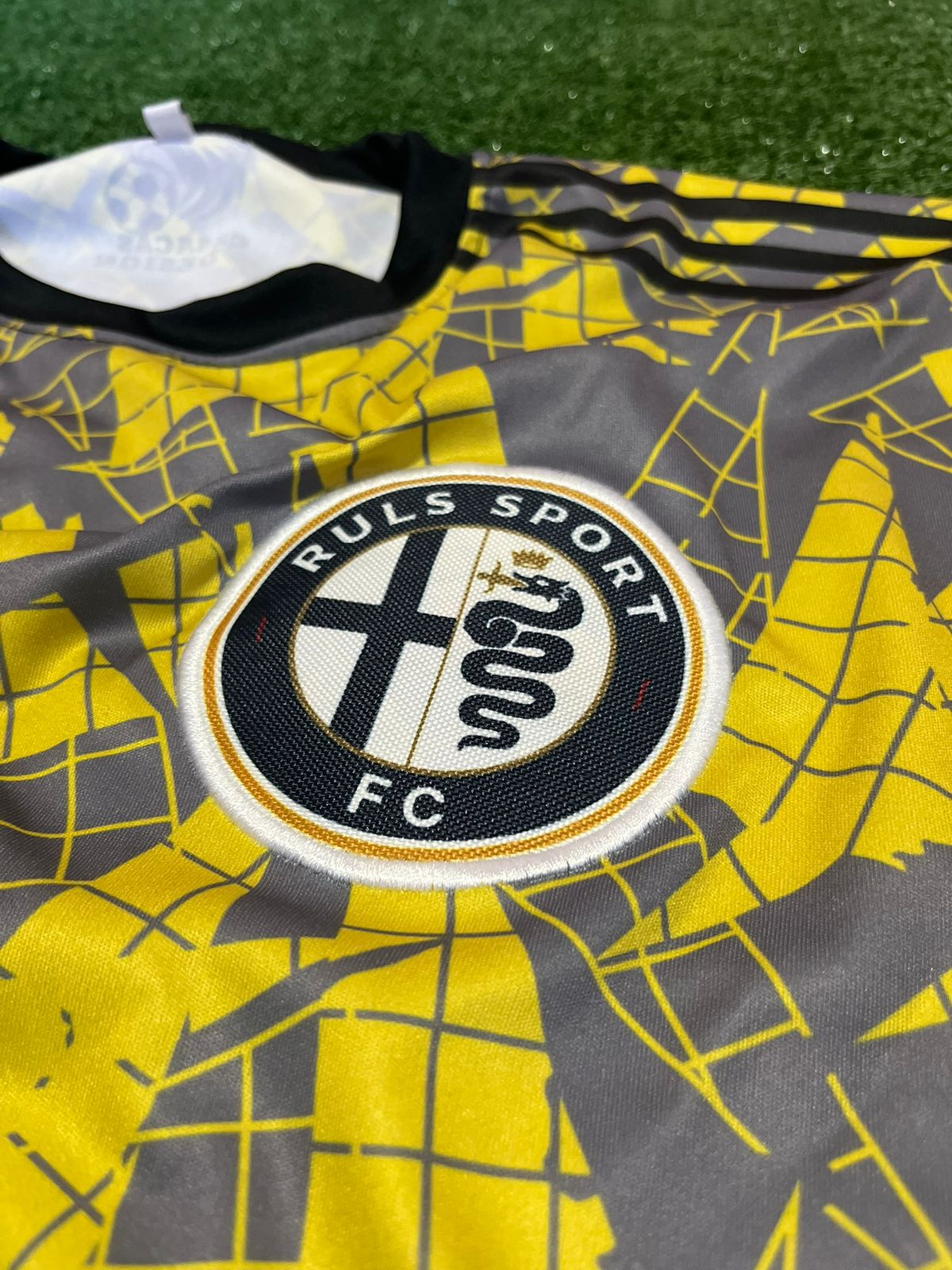 Conjunto amarillo (Escudo bordado)